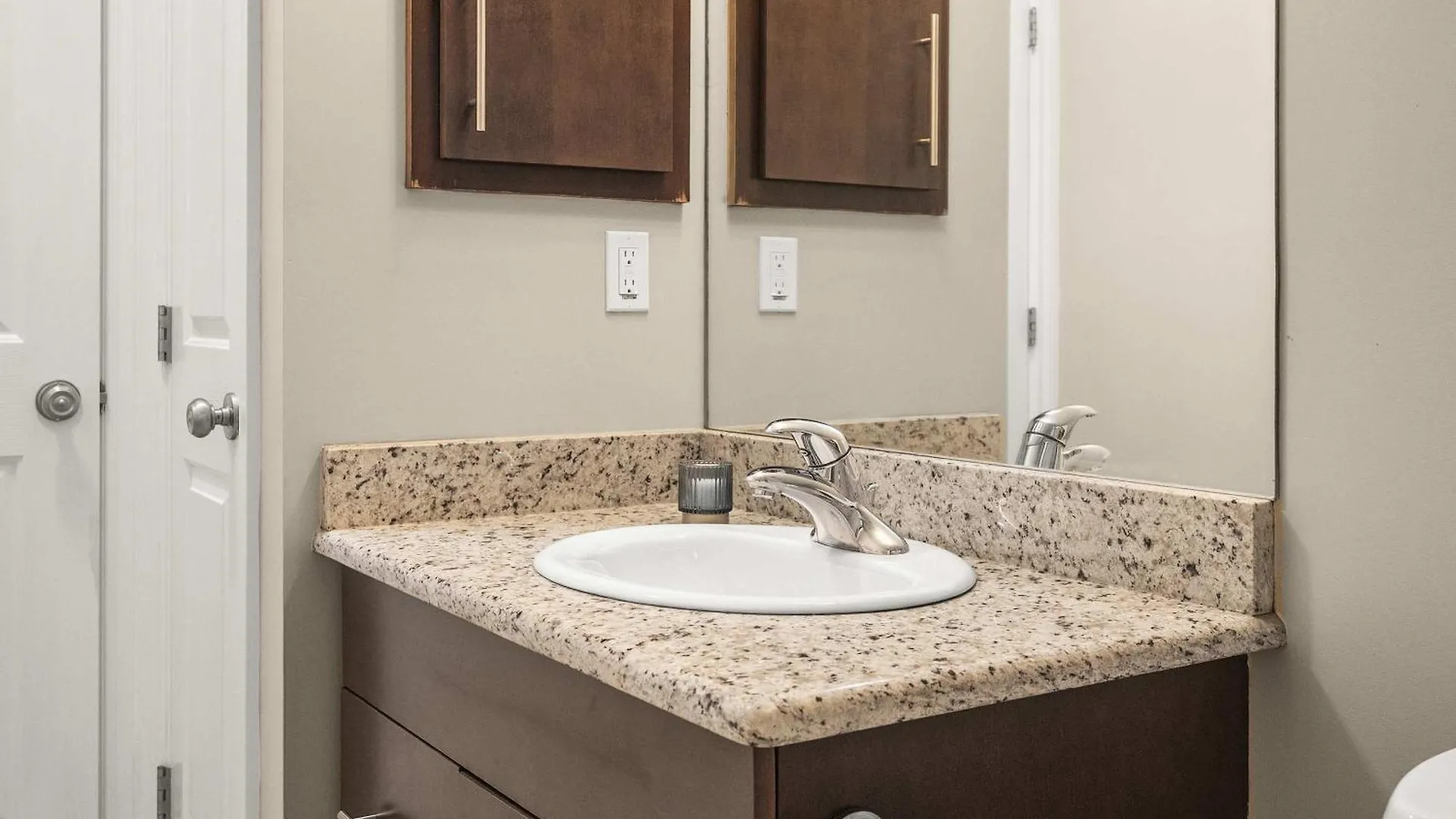 Social Haus Trendy 3BR Townhome in Bridgeland YYC