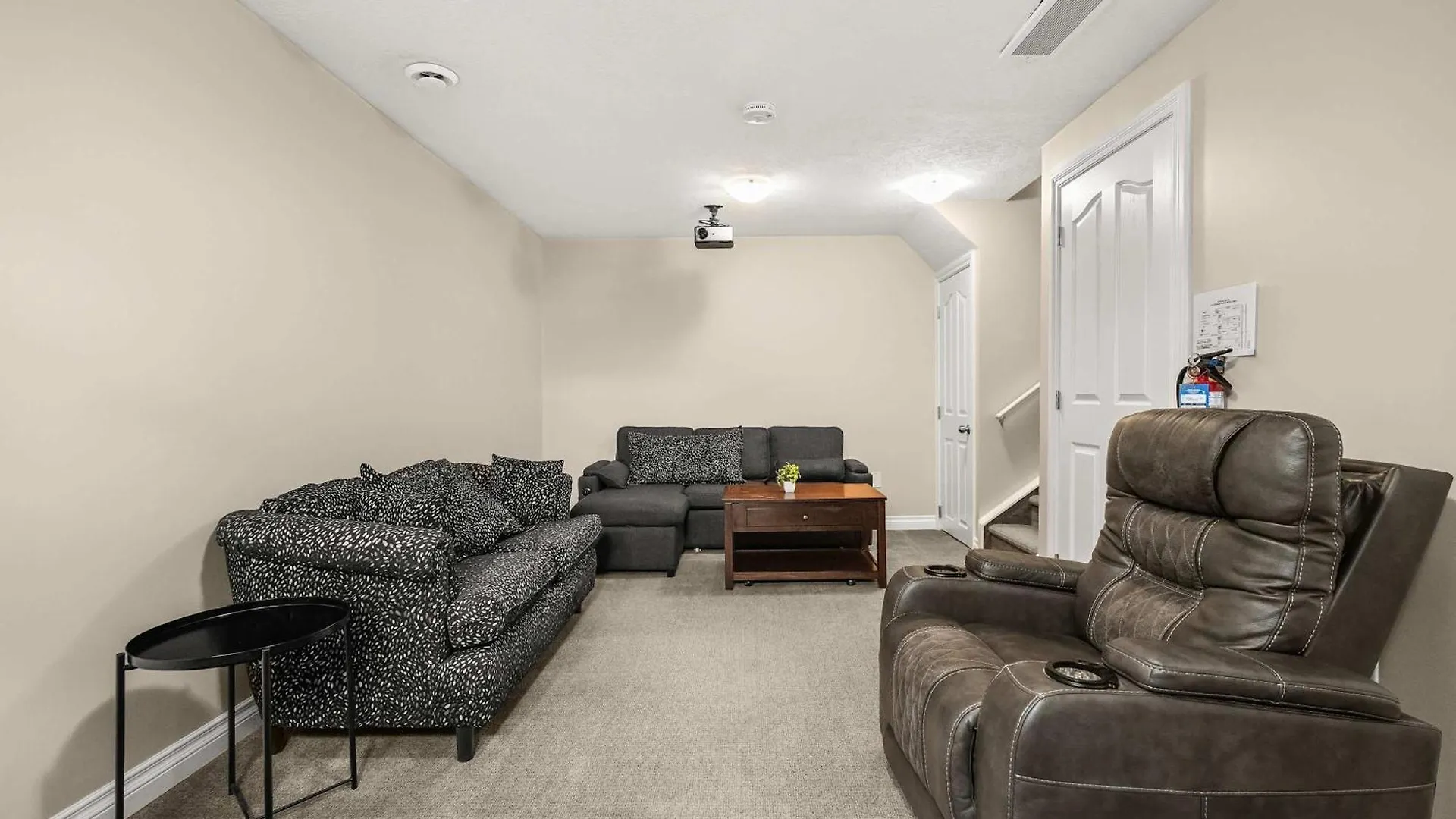 Social Haus Trendy 3BR Townhome in Bridgeland YYC 0*,  Kanada