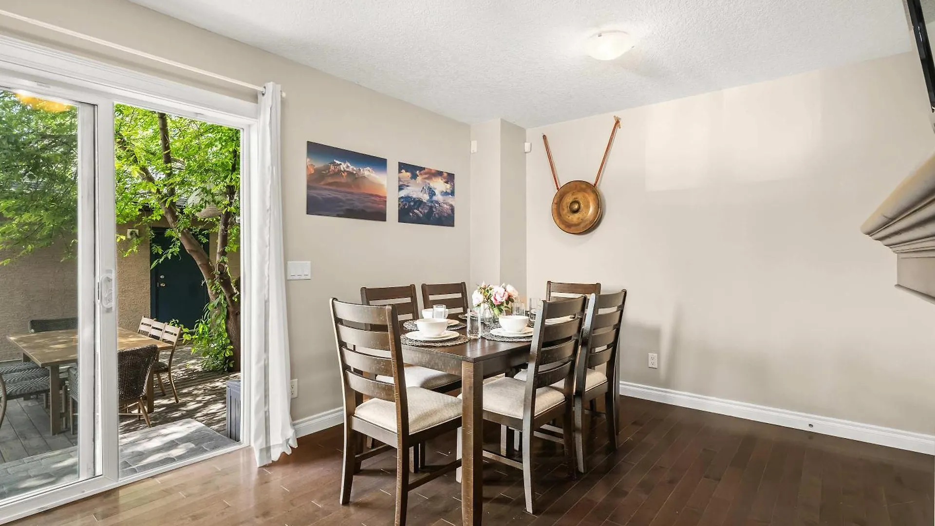 Social Haus Trendy 3BR Townhome in Bridgeland YYC Kanada
