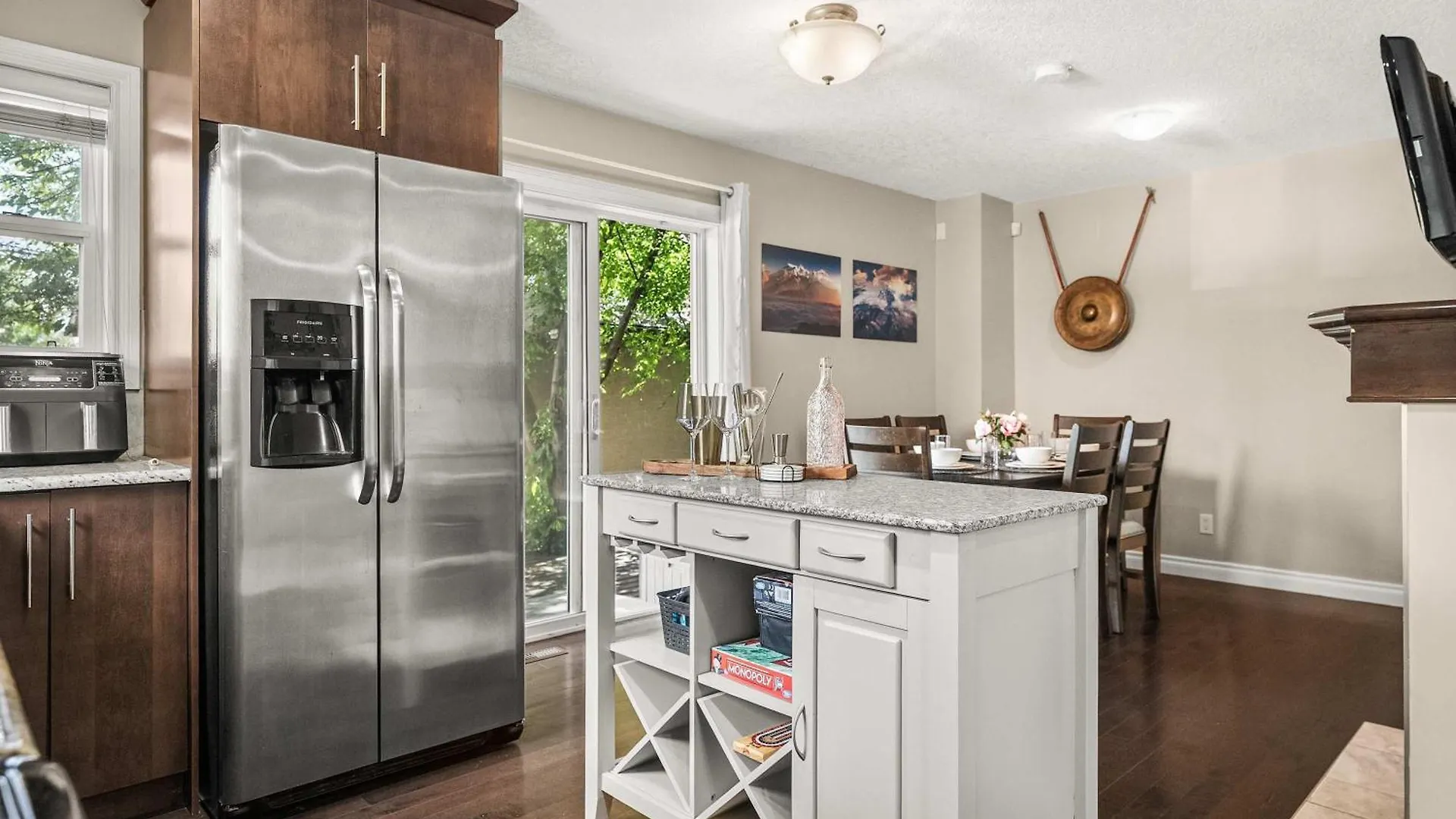 Social Haus Trendy 3BR Townhome in Bridgeland YYC