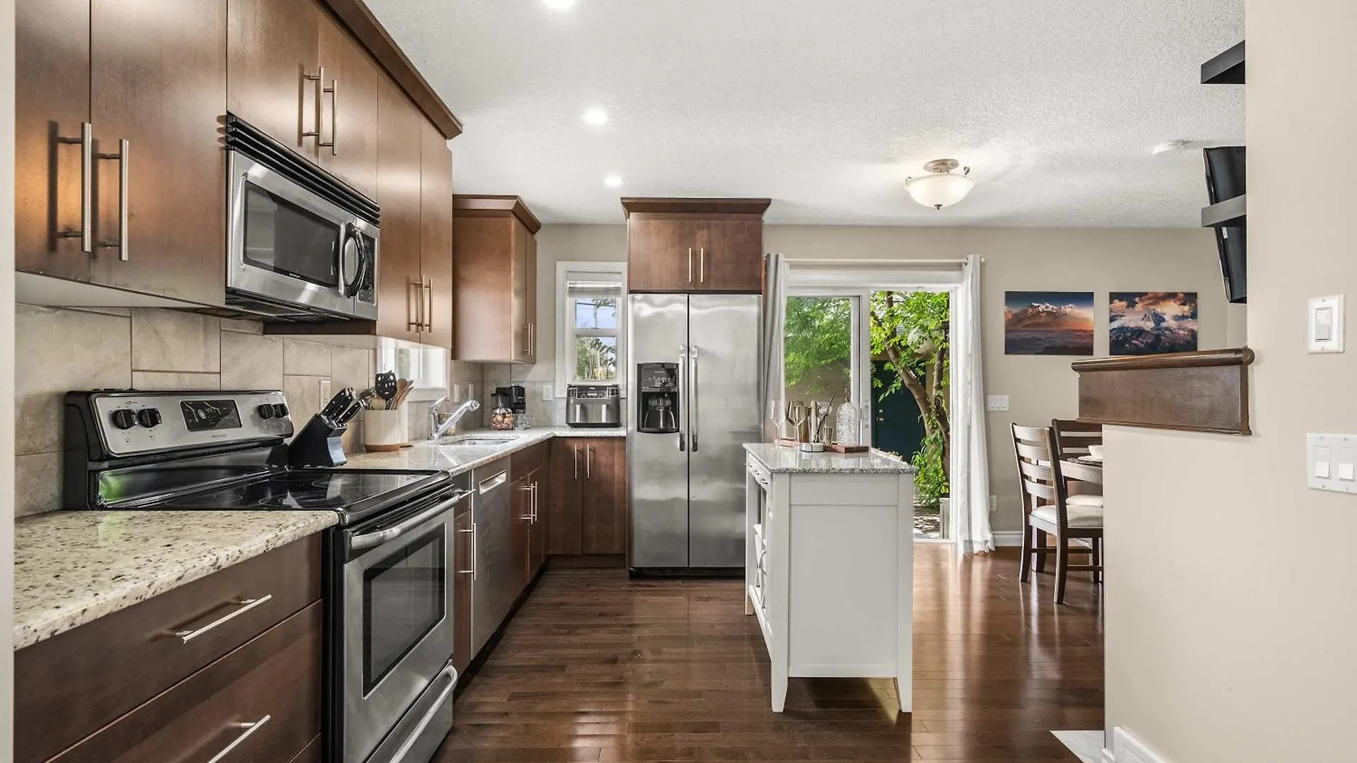 Social Haus Trendy 3BR Townhome in Bridgeland YYC 0*,  Kanada