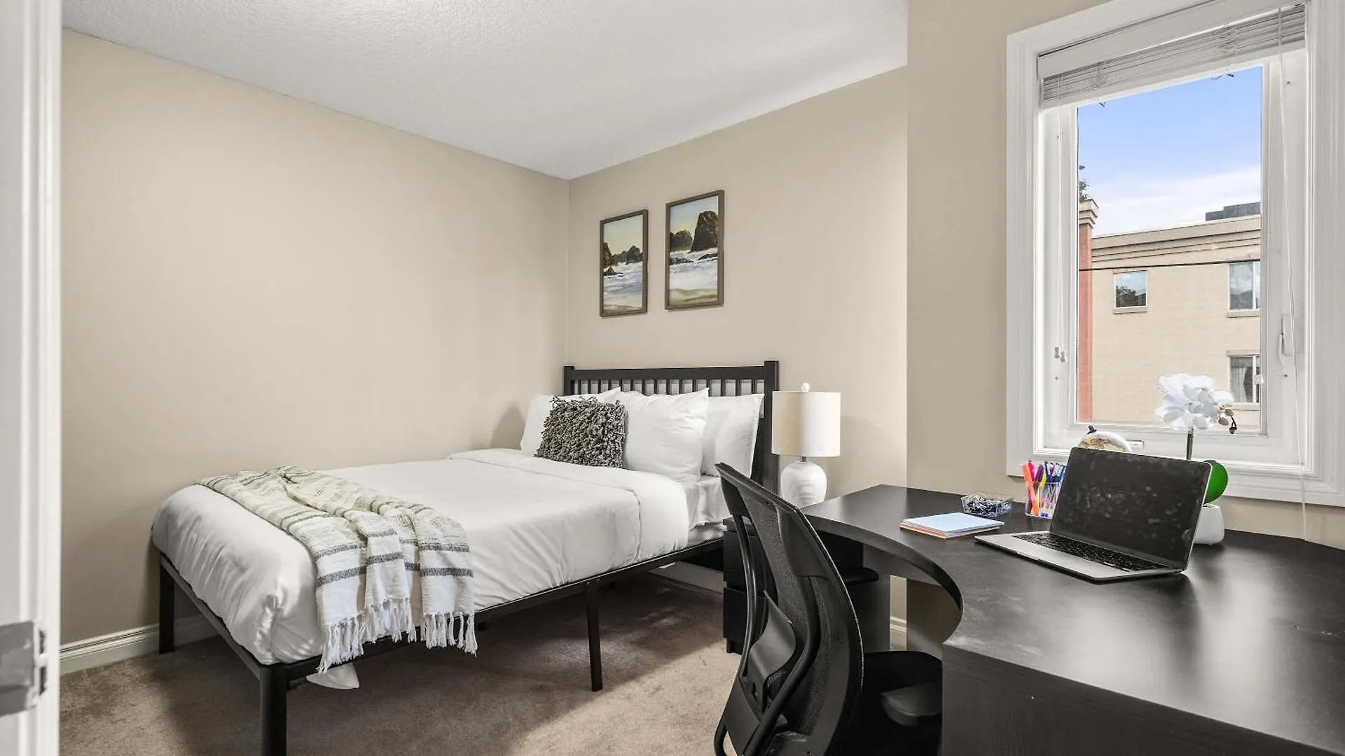 Social Haus Trendy 3BR Townhome in Bridgeland YYC 0*,  Kanada